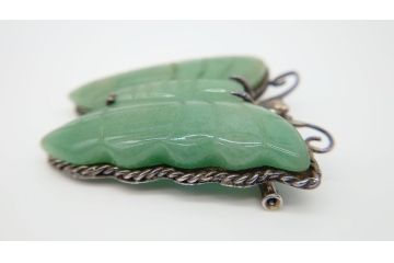 古い　上品な色合いの蝶形翡翠ブローチ(座金銀製925、アクセサリー)(R-060449)