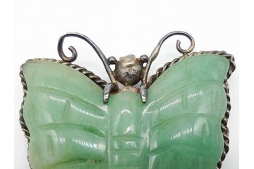 古い　上品な色合いの蝶形翡翠ブローチ(座金銀製925、アクセサリー)(R-060449)