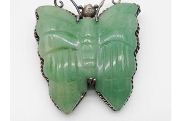 古い　上品な色合いの蝶形翡翠ブローチ(座金銀製925、アクセサリー)(R-060449)