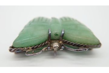 古い　上品な色合いの蝶形翡翠ブローチ(座金銀製925、アクセサリー)(R-060449)
