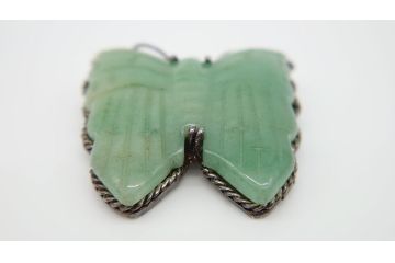 古い　上品な色合いの蝶形翡翠ブローチ(座金銀製925、アクセサリー)(R-060449)