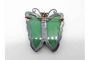 古い　上品な色合いの蝶形翡翠ブローチ(座金銀製925、アクセサリー)(R-060449)