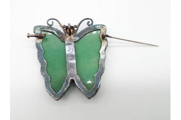 古い　上品な色合いの蝶形翡翠ブローチ(座金銀製925、アクセサリー)(R-060449)