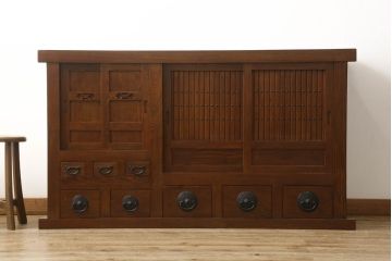 中古　美品　ニレ材　丸みのあるデザインの金具が可愛らしい雰囲気を醸し出す水屋箪笥(サイドボード、サイドキャビネット、収納棚、食器棚、戸棚)(R-060453)