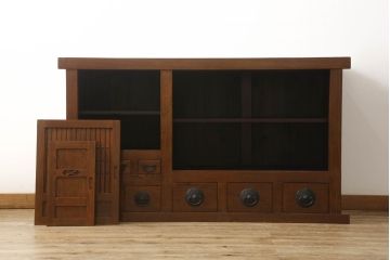 中古　美品　ニレ材　丸みのあるデザインの金具が可愛らしい雰囲気を醸し出す水屋箪笥(サイドボード、サイドキャビネット、収納棚、食器棚、戸棚)(R-060453)