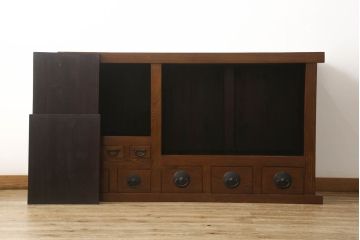 中古　美品　ニレ材　丸みのあるデザインの金具が可愛らしい雰囲気を醸し出す水屋箪笥(サイドボード、サイドキャビネット、収納棚、食器棚、戸棚)(R-060453)