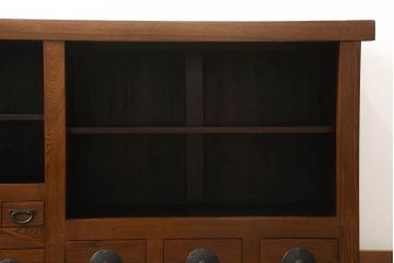 中古　美品　ニレ材　丸みのあるデザインの金具が可愛らしい雰囲気を醸し出す水屋箪笥(サイドボード、サイドキャビネット、収納棚、食器棚、戸棚)(R-060453)