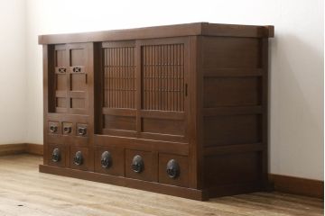 中古　美品　ニレ材　丸みのあるデザインの金具が可愛らしい雰囲気を醸し出す水屋箪笥(サイドボード、サイドキャビネット、収納棚、食器棚、戸棚)(R-060453)