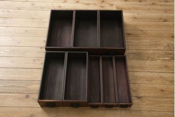 中古　美品　ニレ材　丸みのあるデザインの金具が可愛らしい雰囲気を醸し出す水屋箪笥(サイドボード、サイドキャビネット、収納棚、食器棚、戸棚)(R-060453)