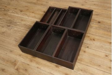 中古　美品　ニレ材　丸みのあるデザインの金具が可愛らしい雰囲気を醸し出す水屋箪笥(サイドボード、サイドキャビネット、収納棚、食器棚、戸棚)(R-060453)