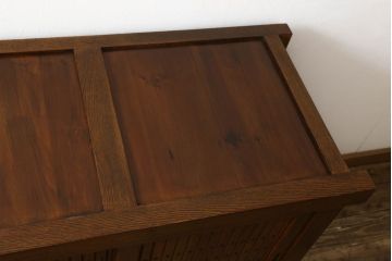 中古　美品　ニレ材　丸みのあるデザインの金具が可愛らしい雰囲気を醸し出す水屋箪笥(サイドボード、サイドキャビネット、収納棚、食器棚、戸棚)(R-060453)