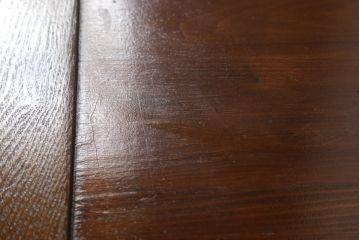 中古　美品　ニレ材　丸みのあるデザインの金具が可愛らしい雰囲気を醸し出す水屋箪笥(サイドボード、サイドキャビネット、収納棚、食器棚、戸棚)(R-060453)