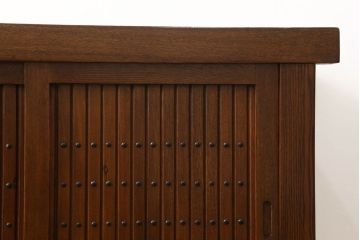 中古　美品　ニレ材　丸みのあるデザインの金具が可愛らしい雰囲気を醸し出す水屋箪笥(サイドボード、サイドキャビネット、収納棚、食器棚、戸棚)(R-060453)