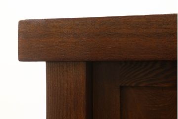 中古　美品　ニレ材　丸みのあるデザインの金具が可愛らしい雰囲気を醸し出す水屋箪笥(サイドボード、サイドキャビネット、収納棚、食器棚、戸棚)(R-060453)