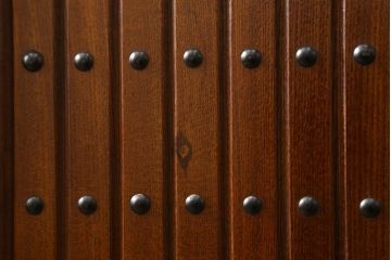 中古　美品　ニレ材　丸みのあるデザインの金具が可愛らしい雰囲気を醸し出す水屋箪笥(サイドボード、サイドキャビネット、収納棚、食器棚、戸棚)(R-060453)