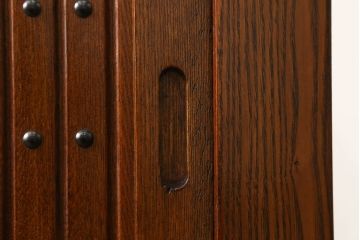 中古　美品　ニレ材　丸みのあるデザインの金具が可愛らしい雰囲気を醸し出す水屋箪笥(サイドボード、サイドキャビネット、収納棚、食器棚、戸棚)(R-060453)