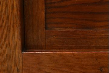 中古　美品　ニレ材　丸みのあるデザインの金具が可愛らしい雰囲気を醸し出す水屋箪笥(サイドボード、サイドキャビネット、収納棚、食器棚、戸棚)(R-060453)