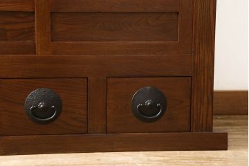 中古　美品　ニレ材　丸みのあるデザインの金具が可愛らしい雰囲気を醸し出す水屋箪笥(サイドボード、サイドキャビネット、収納棚、食器棚、戸棚)(R-060453)