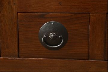 中古　美品　ニレ材　丸みのあるデザインの金具が可愛らしい雰囲気を醸し出す水屋箪笥(サイドボード、サイドキャビネット、収納棚、食器棚、戸棚)(R-060453)