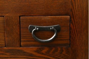 中古　美品　ニレ材　丸みのあるデザインの金具が可愛らしい雰囲気を醸し出す水屋箪笥(サイドボード、サイドキャビネット、収納棚、食器棚、戸棚)(R-060453)
