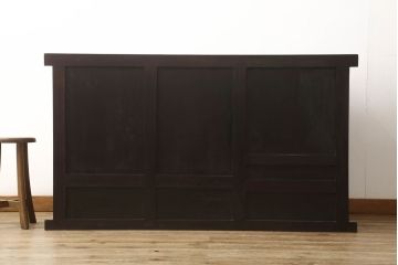 中古　美品　ニレ材　丸みのあるデザインの金具が可愛らしい雰囲気を醸し出す水屋箪笥(サイドボード、サイドキャビネット、収納棚、食器棚、戸棚)(R-060453)