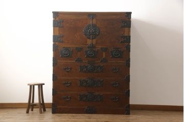 中古　美品　前面欅(ケヤキ)材　玉杢　岩谷堂箪笥　重厚感のある金具が魅力的な重ね箪笥(洋服箪笥、衣装たんす、和タンス、着物箪笥、収納箪笥、引き出し)(R-060454)