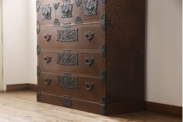 中古　美品　前面欅(ケヤキ)材　玉杢　岩谷堂箪笥　重厚感のある金具が魅力的な重ね箪笥(洋服箪笥、衣装たんす、和タンス、着物箪笥、収納箪笥、引き出し)(R-060454)