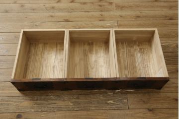 中古　美品　前面欅(ケヤキ)材　玉杢　岩谷堂箪笥　重厚感のある金具が魅力的な重ね箪笥(洋服箪笥、衣装たんす、和タンス、着物箪笥、収納箪笥、引き出し)(R-060454)