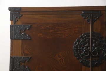 中古　美品　前面欅(ケヤキ)材　玉杢　岩谷堂箪笥　重厚感のある金具が魅力的な重ね箪笥(洋服箪笥、衣装たんす、和タンス、着物箪笥、収納箪笥、引き出し)(R-060454)