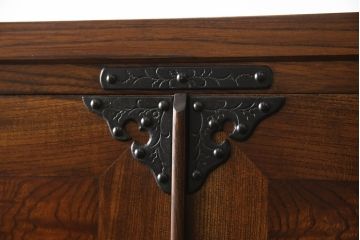 中古　美品　前面欅(ケヤキ)材　玉杢　岩谷堂箪笥　重厚感のある金具が魅力的な重ね箪笥(洋服箪笥、衣装たんす、和タンス、着物箪笥、収納箪笥、引き出し)(R-060454)