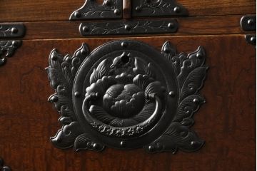 中古　美品　前面欅(ケヤキ)材　玉杢　岩谷堂箪笥　重厚感のある金具が魅力的な重ね箪笥(洋服箪笥、衣装たんす、和タンス、着物箪笥、収納箪笥、引き出し)(R-060454)