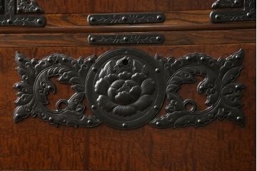 中古　美品　前面欅(ケヤキ)材　玉杢　岩谷堂箪笥　重厚感のある金具が魅力的な重ね箪笥(洋服箪笥、衣装たんす、和タンス、着物箪笥、収納箪笥、引き出し)(R-060454)