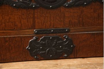 中古　美品　前面欅(ケヤキ)材　玉杢　岩谷堂箪笥　重厚感のある金具が魅力的な重ね箪笥(洋服箪笥、衣装たんす、和タンス、着物箪笥、収納箪笥、引き出し)(R-060454)