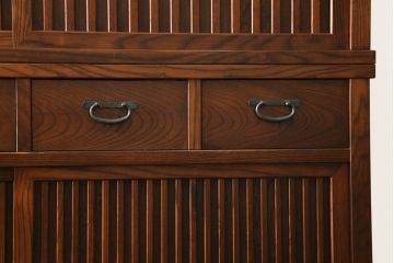 中古　美品　上品なデザインが和モダンなお部屋に取り入れやすい欅(ケヤキ)材と栗材の重ね水屋箪笥(キャビネット、収納棚、戸棚、食器棚、カップボード)(定価推定約100万円)(R-060456)