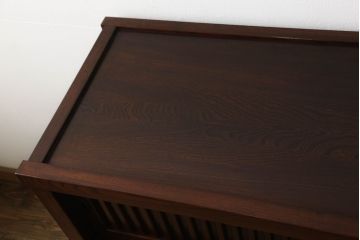 中古　美品　上品なデザインが和モダンなお部屋に取り入れやすい欅(ケヤキ)材と栗材の水屋箪笥サイドボード(サイドキャビネット、収納棚、戸棚、食器棚、カップボード、陳列棚、飾り棚)(R-060457)