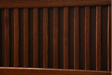 中古　美品　上品なデザインが和モダンなお部屋に取り入れやすい欅(ケヤキ)材と栗材の水屋箪笥サイドボード(サイドキャビネット、収納棚、戸棚、食器棚、カップボード、陳列棚、飾り棚)(R-060457)