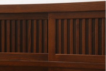 中古　美品　上品なデザインが和モダンなお部屋に取り入れやすい欅(ケヤキ)材と栗材の水屋箪笥サイドボード(サイドキャビネット、収納棚、戸棚、食器棚、カップボード、陳列棚、飾り棚)(R-060457)