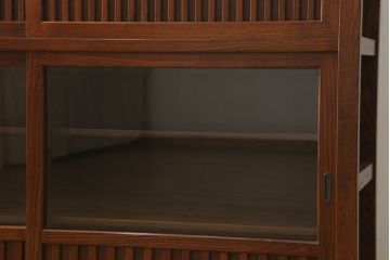 中古　美品　上品なデザインが和モダンなお部屋に取り入れやすい欅(ケヤキ)材と栗材の水屋箪笥サイドボード(サイドキャビネット、収納棚、戸棚、食器棚、カップボード、陳列棚、飾り棚)(R-060457)