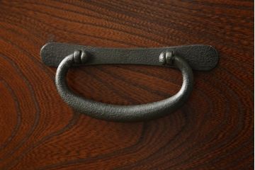 中古　美品　上品なデザインが和モダンなお部屋に取り入れやすい欅(ケヤキ)材と栗材の水屋箪笥サイドボード(サイドキャビネット、収納棚、戸棚、食器棚、カップボード)(R-060458)
