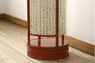 アンティーク雑貨　根来塗りが美しく障子のデザインが和の雰囲気を醸し出す行灯(丸行灯、行燈、照明、スタンド)(R-060459)