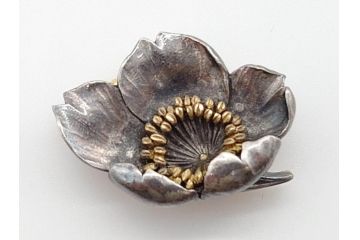 昭和初期　梅花形彫金帯留(座金K20、在銘作家物)9.73g(R-060485)