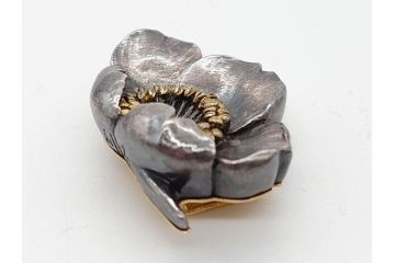 昭和初期　梅花形彫金帯留(座金K20、在銘作家物)9.73g(R-060485)