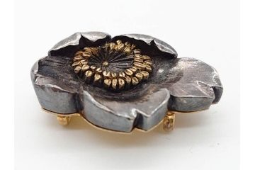 昭和初期　梅花形彫金帯留(座金K20、在銘作家物)9.73g(R-060485)