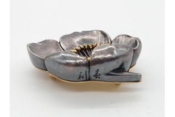昭和初期　梅花形彫金帯留(座金K20、在銘作家物)9.73g(R-060485)