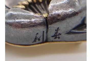 昭和初期　梅花形彫金帯留(座金K20、在銘作家物)9.73g(R-060485)