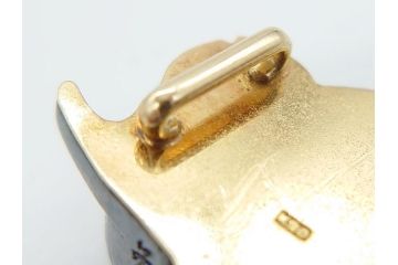 昭和初期　梅花形彫金帯留(座金K20、在銘作家物)9.73g(R-060485)