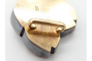 昭和初期　梅花形彫金帯留(座金K20、在銘作家物)9.73g(R-060485)
