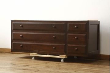 中古　美品　松本民芸家具　ヒノキ天板・脚(台輪)付きリメイク　シックな佇まいが魅力的なローチェスト(ローボード、テレビ台、サイドチェスト、引き出し)(R-060486)
