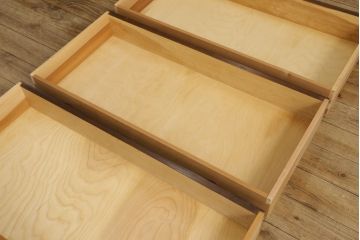 中古　美品　松本民芸家具　ヒノキ天板・脚(台輪)付きリメイク　シックな佇まいが魅力的なローチェスト(ローボード、テレビ台、サイドチェスト、引き出し)(R-060486)