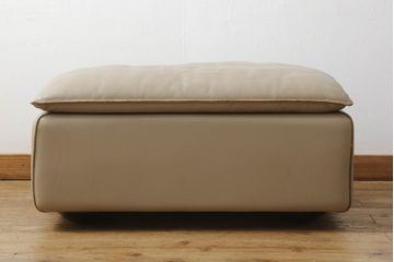 中古　美品　イタリア家具　rossi di albizzate(ロッシディアルビザーテ)　薄いベージュの色味が落ち着いた雰囲気を醸し出すスツール(1Pソファ、1人掛けソファ、チェア、椅子、イス、オットマン)(定価約45万円)(R-060493)